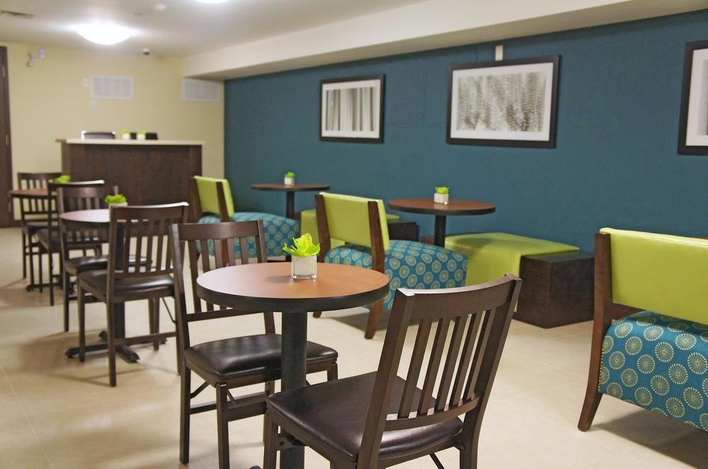 La Quinta By Wyndham Oshawa Hotel Exterior photo