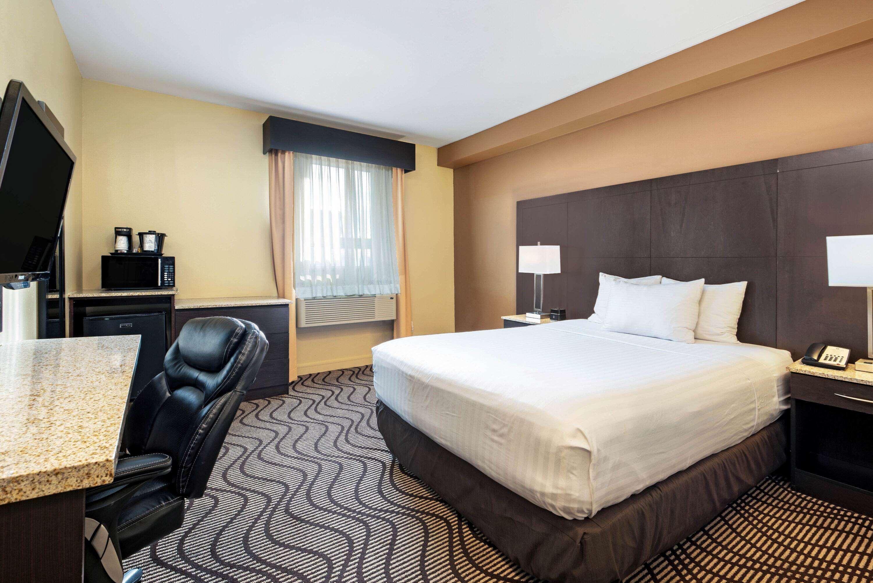 La Quinta By Wyndham Oshawa Hotel Exterior photo