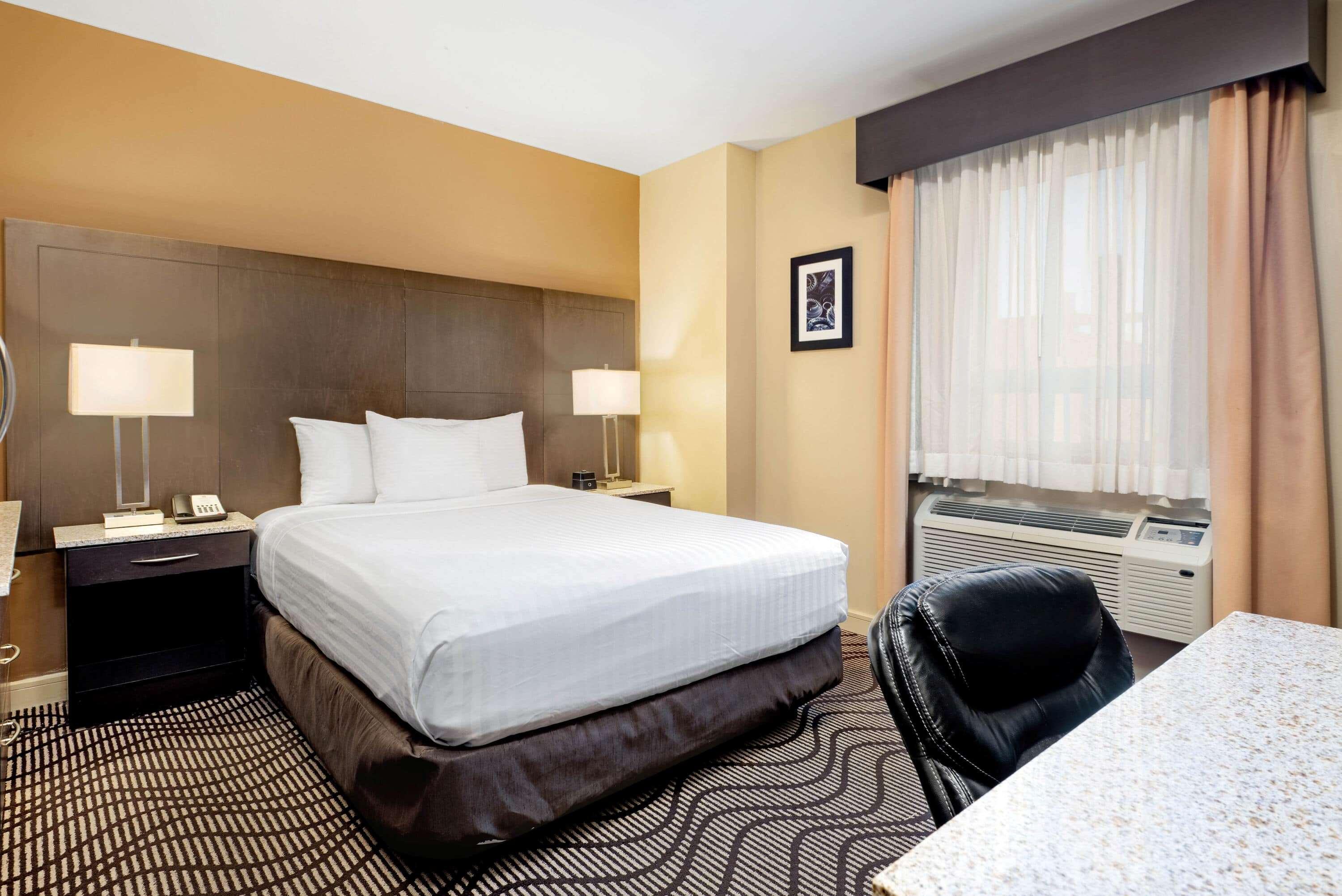 La Quinta By Wyndham Oshawa Hotel Exterior photo