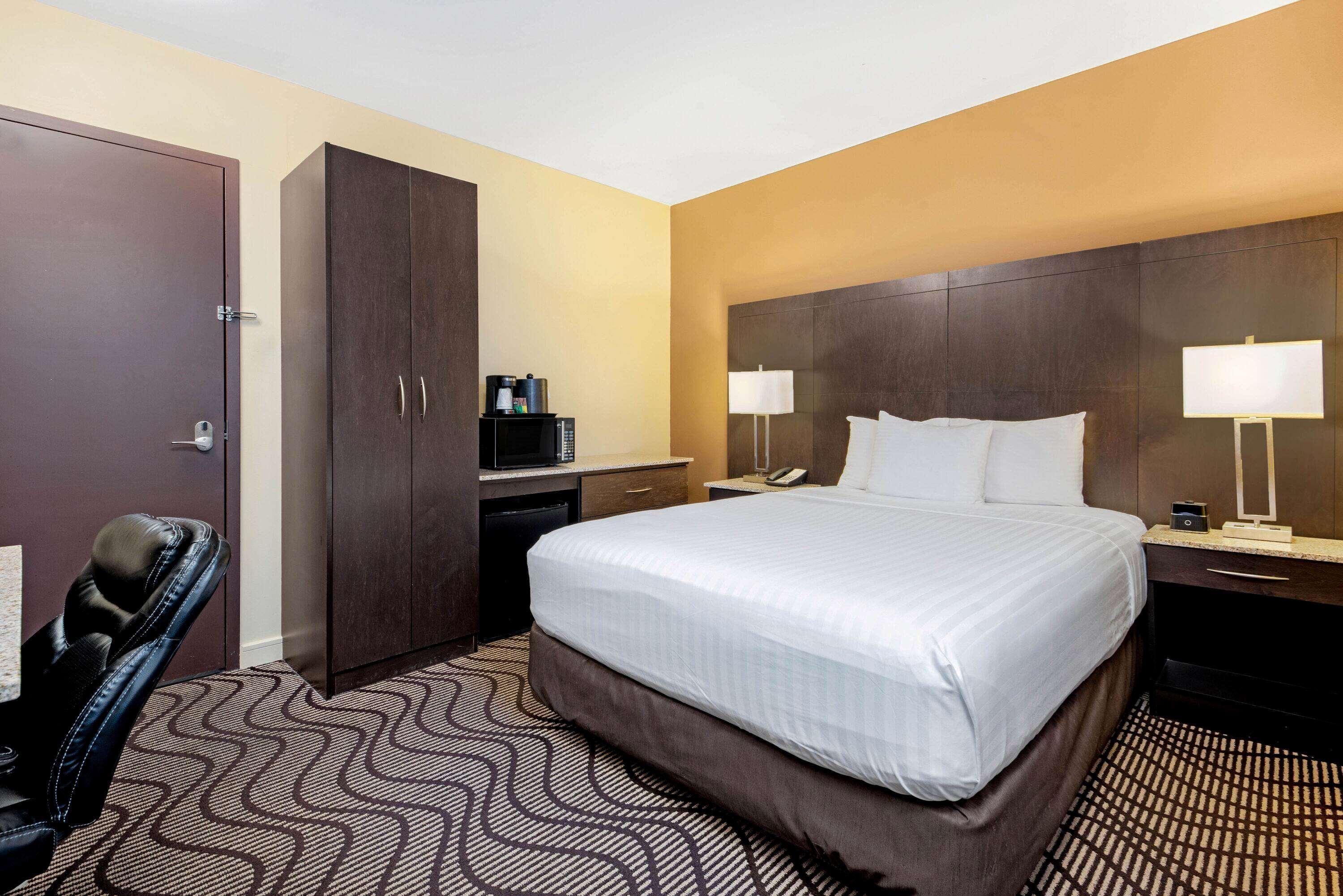 La Quinta By Wyndham Oshawa Hotel Exterior photo
