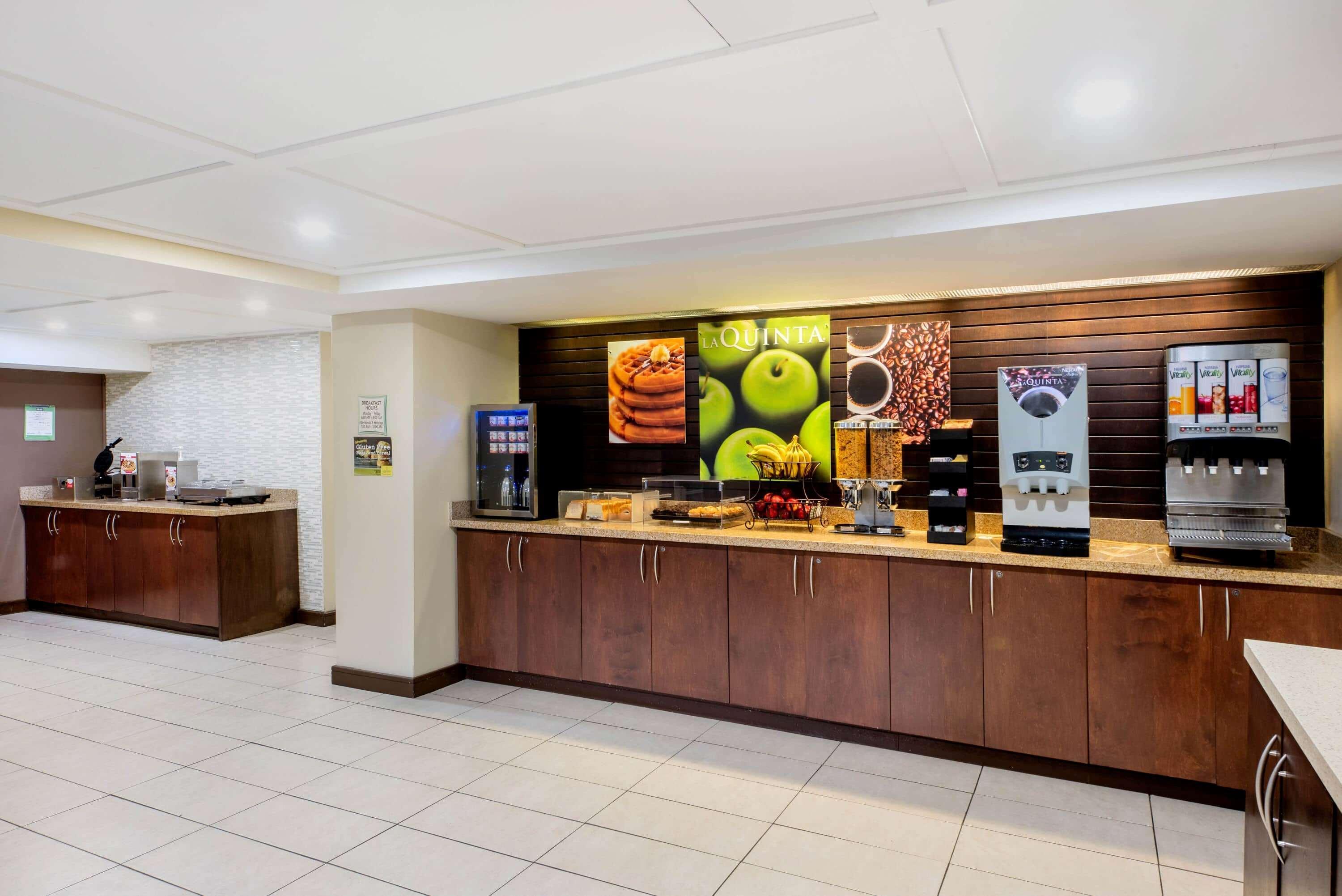 La Quinta By Wyndham Oshawa Hotel Exterior photo