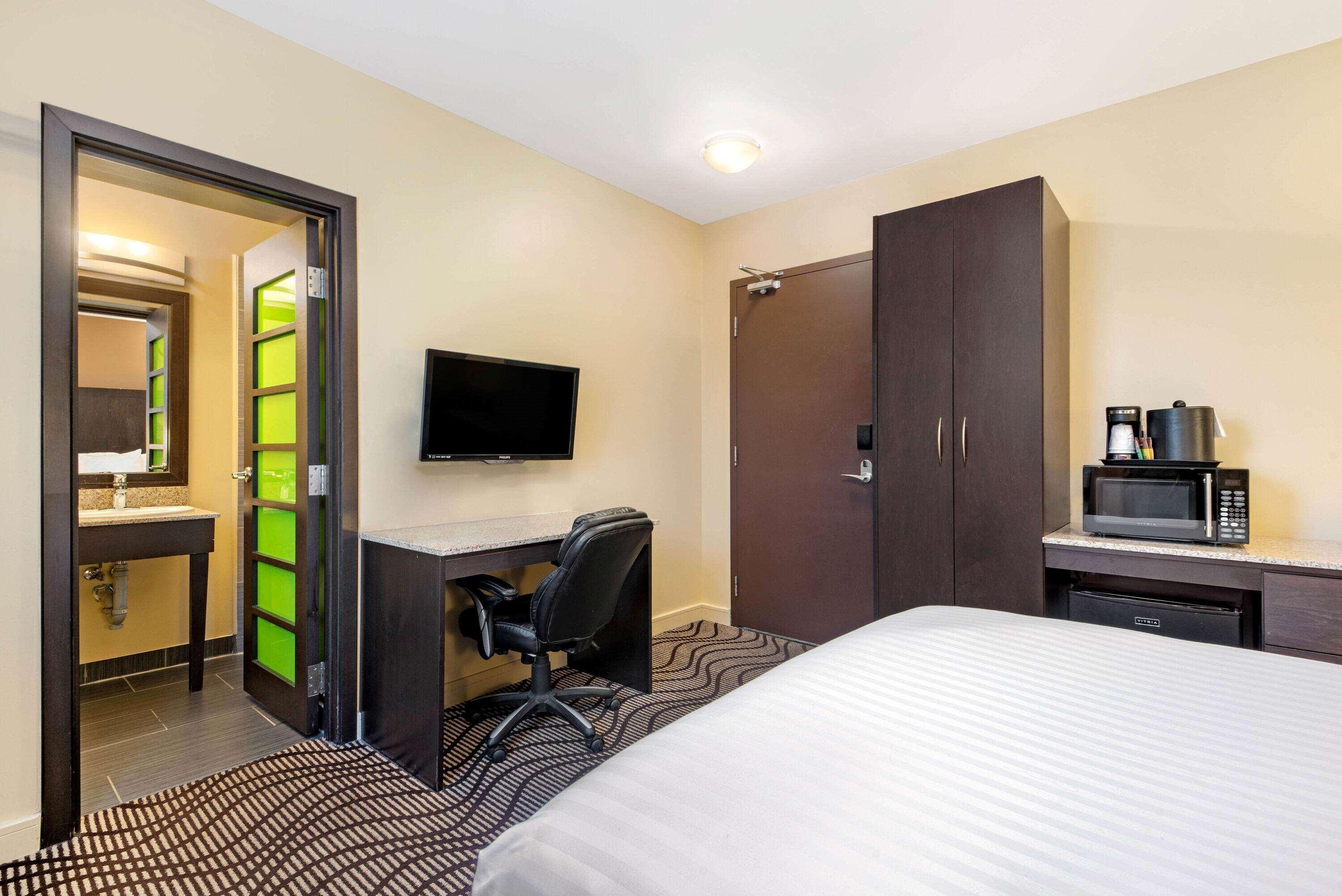 La Quinta By Wyndham Oshawa Hotel Exterior photo