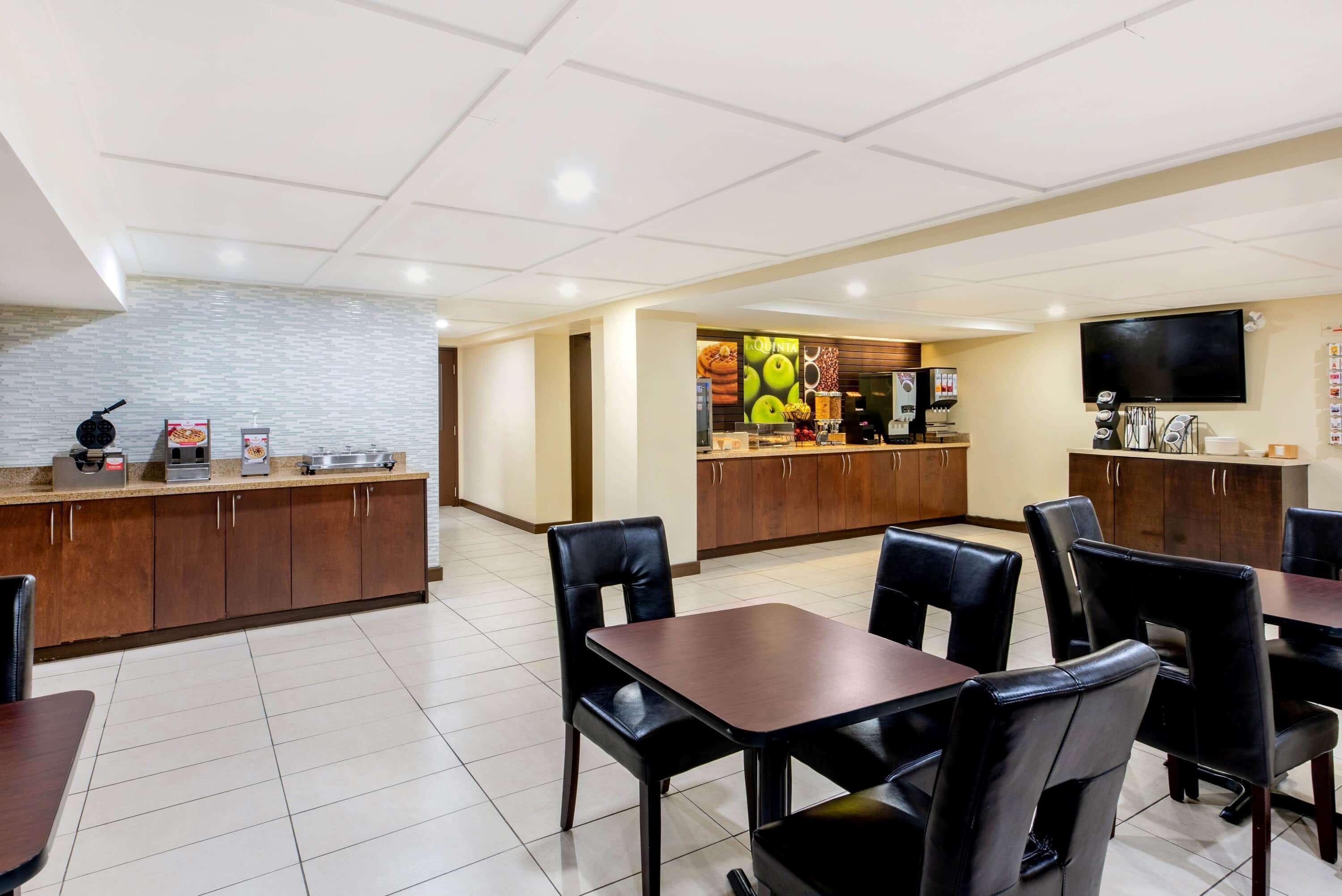 La Quinta By Wyndham Oshawa Hotel Exterior photo