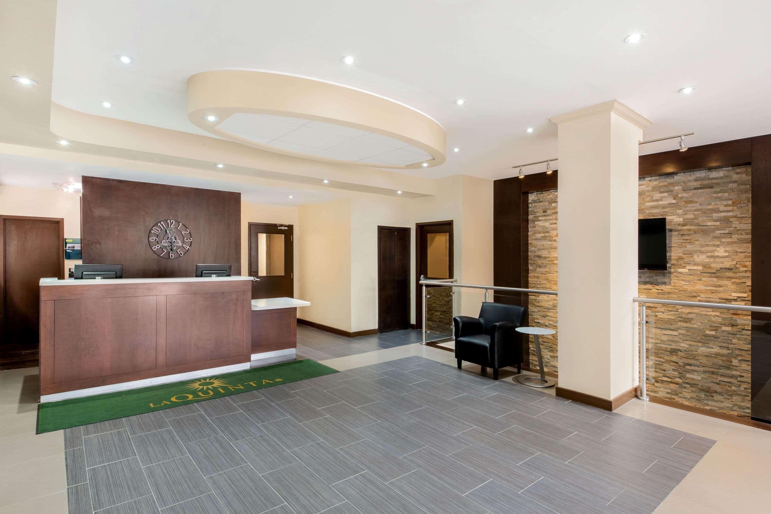 La Quinta By Wyndham Oshawa Hotel Exterior photo
