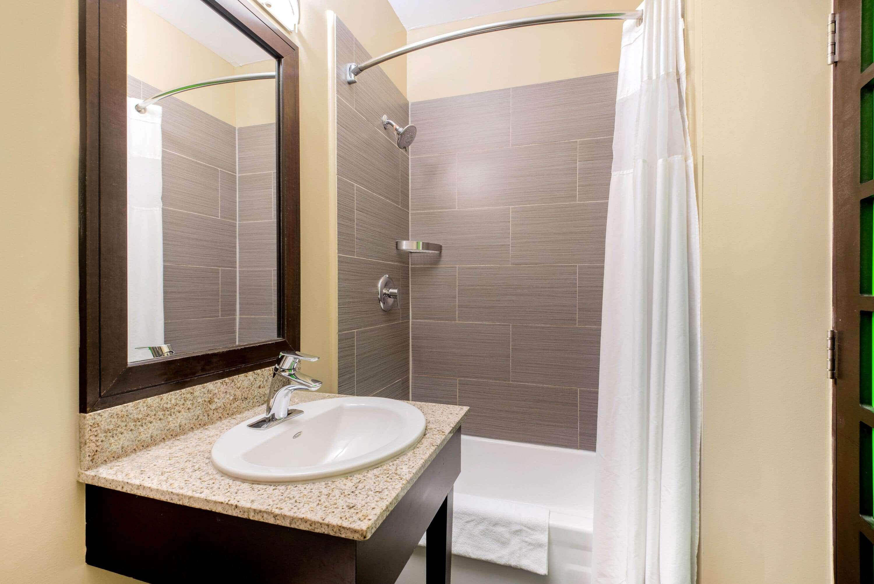 La Quinta By Wyndham Oshawa Hotel Exterior photo