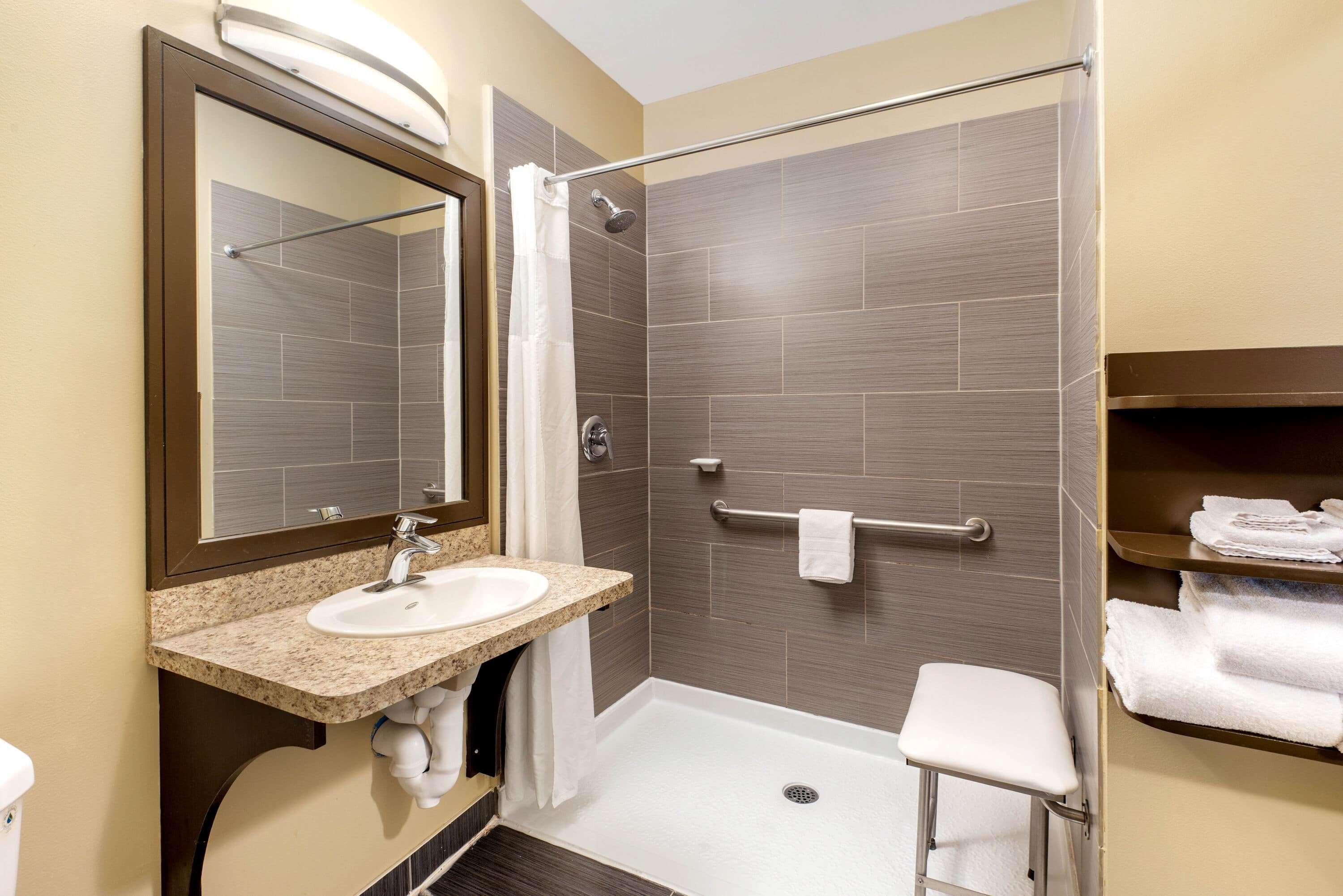 La Quinta By Wyndham Oshawa Hotel Exterior photo