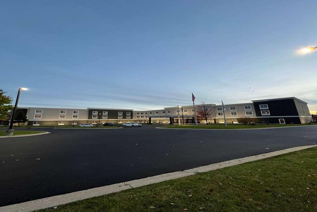La Quinta By Wyndham Oshawa Hotel Exterior photo