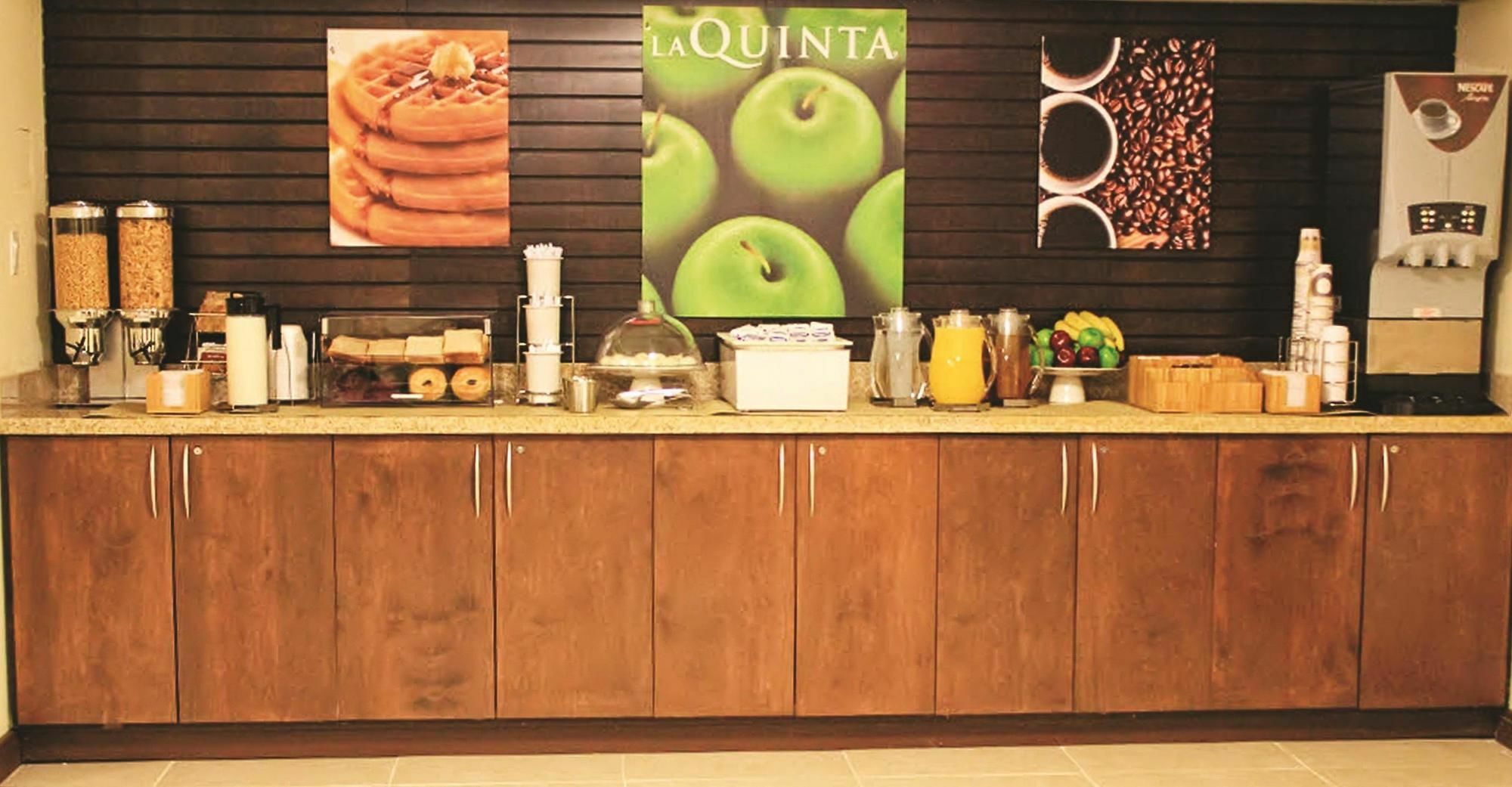 La Quinta By Wyndham Oshawa Hotel Exterior photo