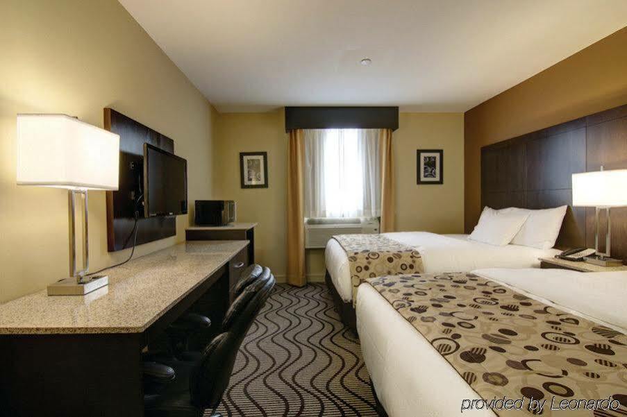 La Quinta By Wyndham Oshawa Hotel Exterior photo